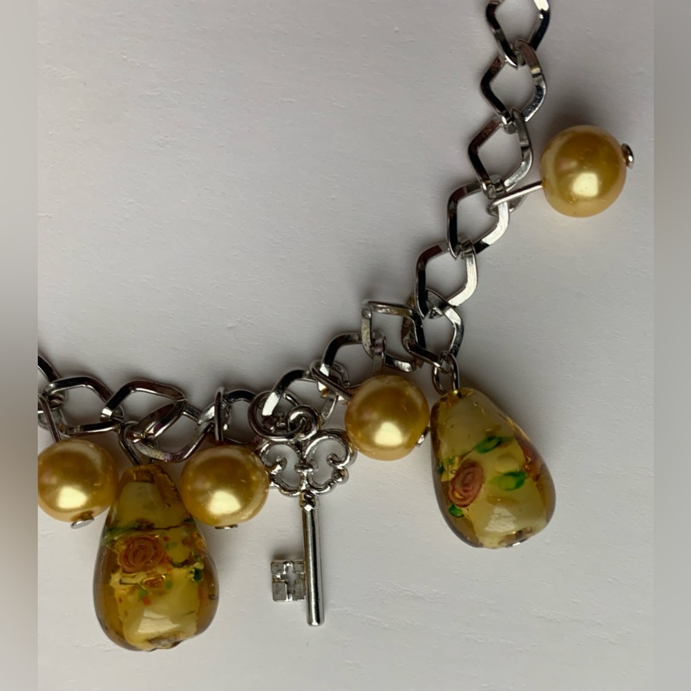 NWOT, Charm Bracelet, Unknown Artist, Glass Floral Beads w/ Keys and Faux Pearl - Picture 6 of 9